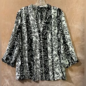 Investments Black and White Leaf Pattern Blouse‎